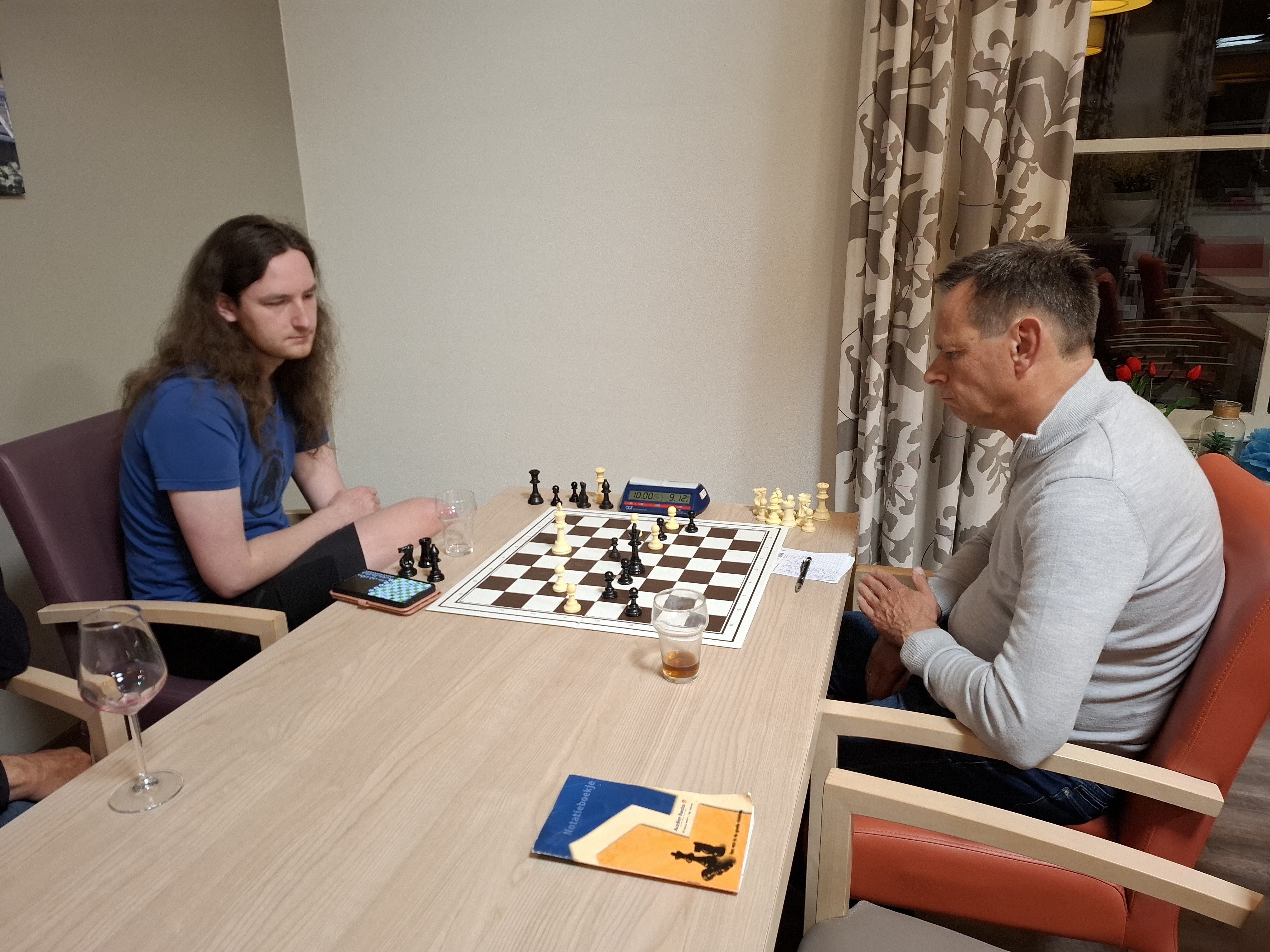 Van der Voorn (links) en Both moesten in dit pionnen eindspel berusten in remise.