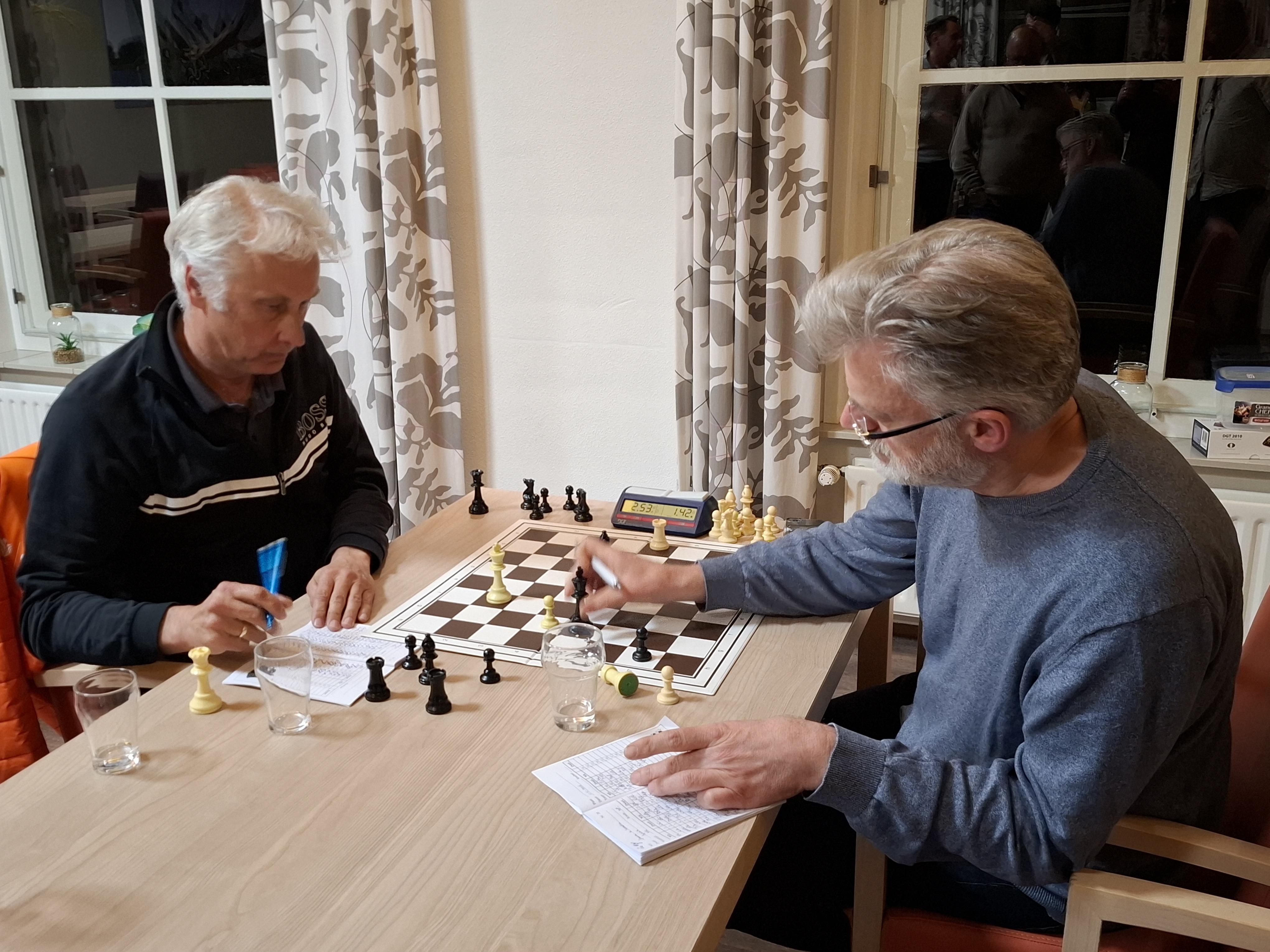 In tijdnood maakte Spiegels (rechts) een foutje waardoor het remise werd. Daarmee verdween ook de laatste kans op misschien nog een tweede plaats.