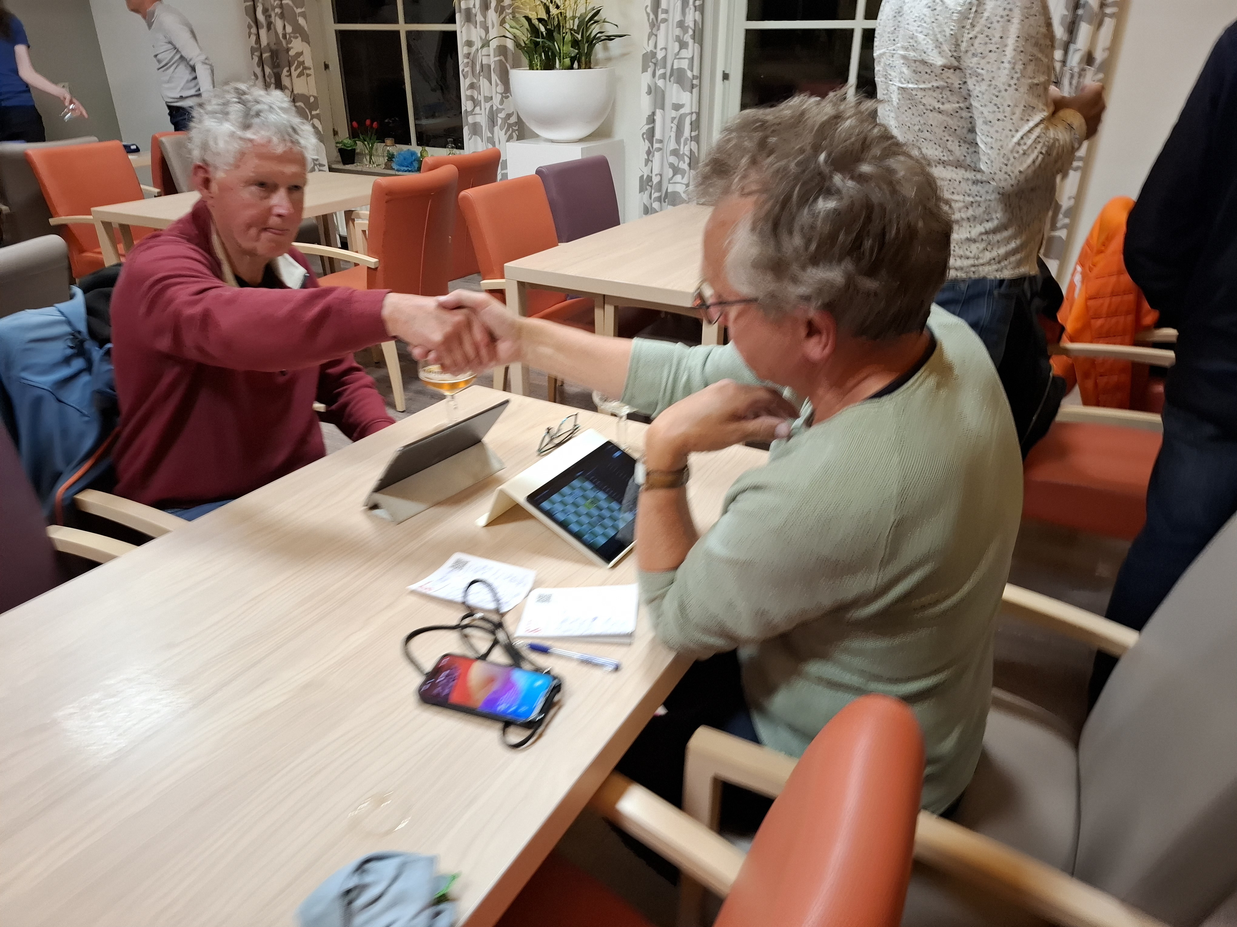 Krijger feliciteert Kersten met zijn gewonnen partij, en kon daar later die voor het kampioenschap aan toevoegen.