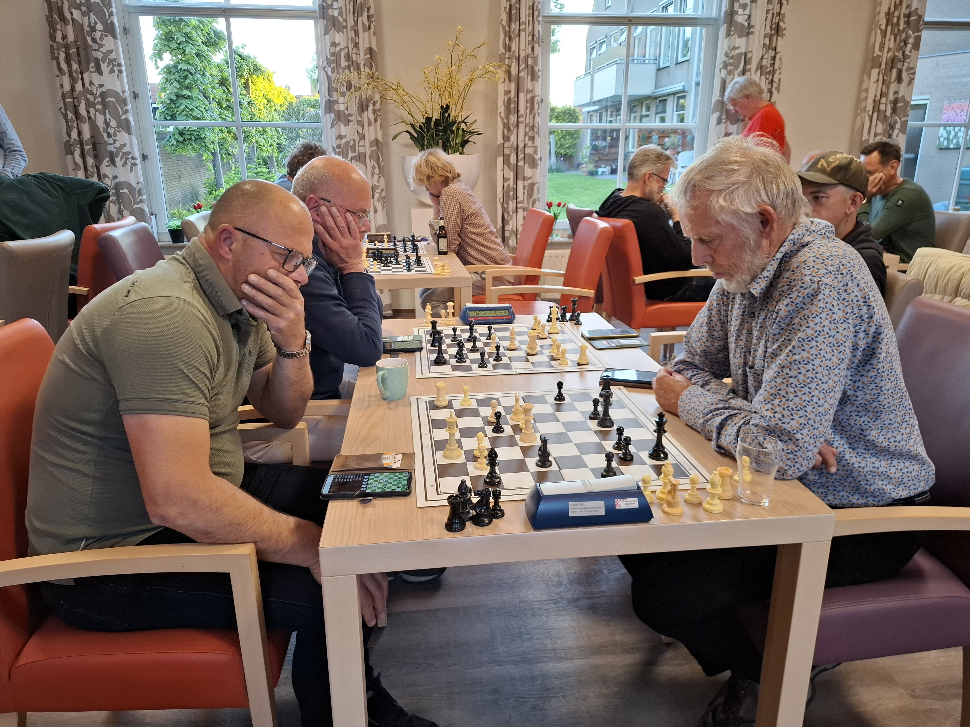 Bom (links) deed tot op het laatst mee in de strijd 'grootste ELO-stijger'. Uiteindelijk bleek het bijhouden van Van der Voorn een te lastige opgave.