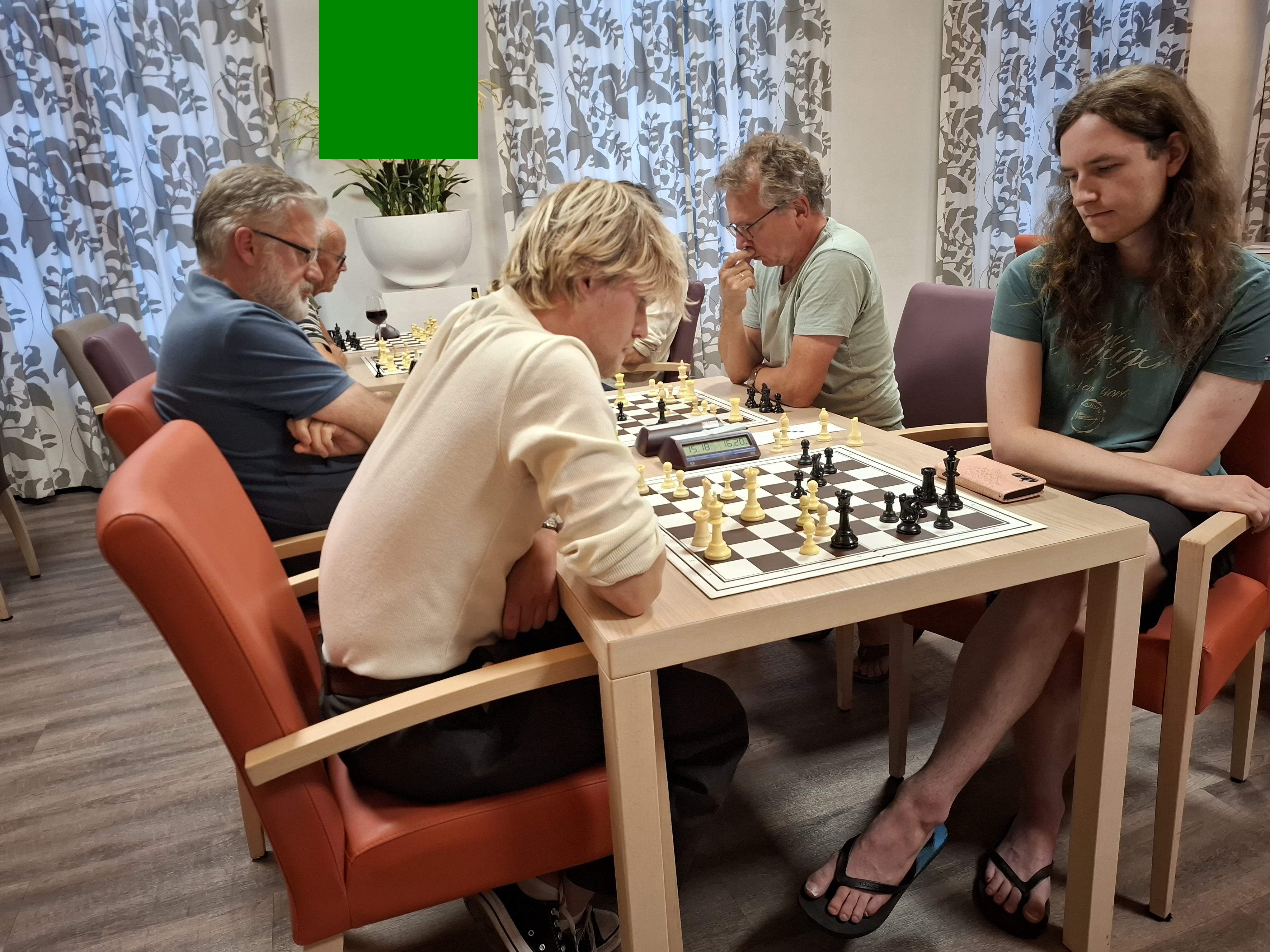 Pronk (links) was goed op weg maar Van der Voorn wist Pronk's dame te grijpen en daarmee de derde plaats.