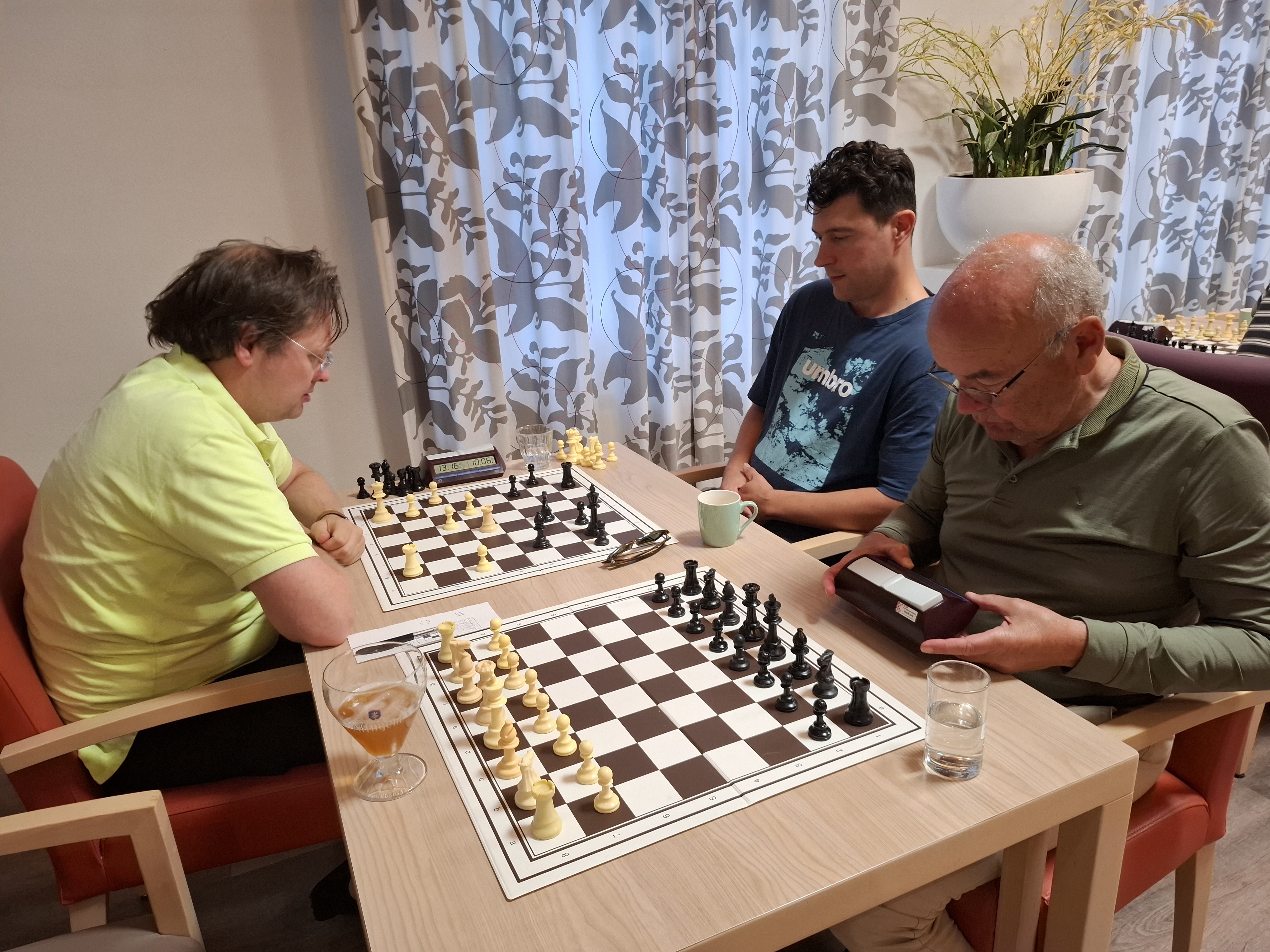 Nieuwkomer Duivenvoorde (achtergrond rechts) had het moeilijk tegen Broere (links) en De Vrieze maar ging met een remise tegen Nijman (voorgrond rechts) naar huis.